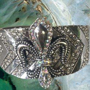 👑 Stunning Bracelet embellished with Crystals Fluer De Lis